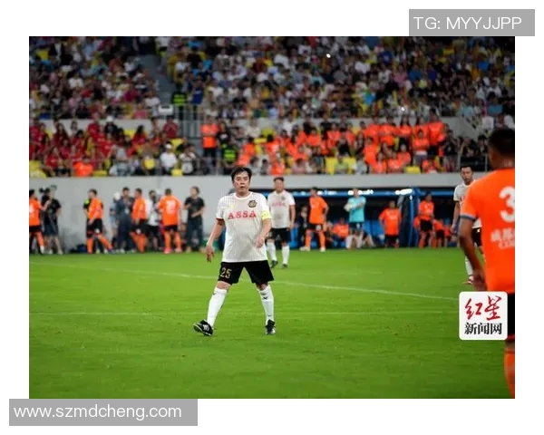 双手放胸前的足球明星展现自信与激情的瞬间