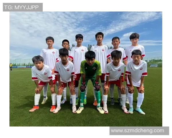 足球明星亲自赠送球鞋感人瞬间温暖人心传递梦想与希望