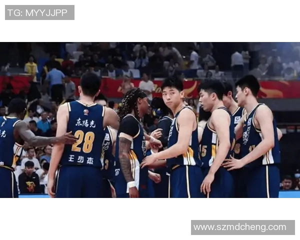 第20轮广东队与广厦队激战正酣双方争夺季后赛名额的关键之战